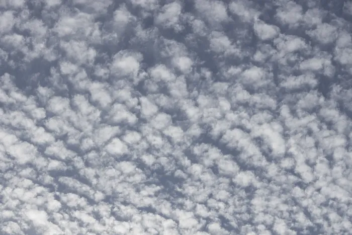 Gerahmter Druck : Cirrocumulus-Weißwolken in einem blauen Himmel. Gerahmter Druck : Cirrocumulus-Weißwolken in einem blauen Himmel.