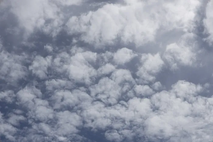 Gerahmter Druck : Cirrocumulus-Weißwolken in einem blauen Himmel.
