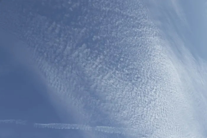 Gerahmter Druck : Cirrocumulus-Wolken in einem blauen Himmel, England, Vereinigtes Königreich Gerahmter Druck : Cirrocumulus-Wolken in einem blauen Himmel, England, Vereinigtes Königreich