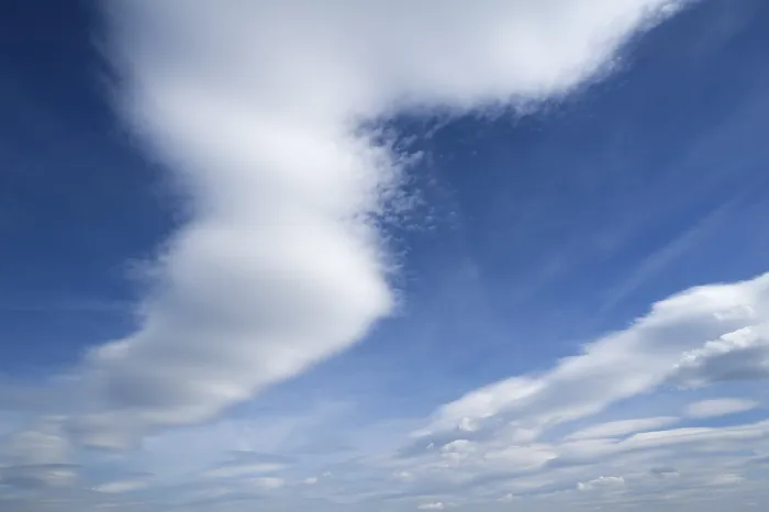 Gerahmter Druck : Cirruswolken in einem blauen Himmel Gerahmter Druck : Cirruswolken in einem blauen Himmel