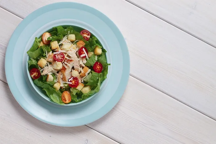 Gerahmter Druck : Klassischer Caesar-Salat, mit Kirschen und Croûtons. Gerahmter Druck : Klassischer Caesar-Salat, mit Kirschen und Croûtons.