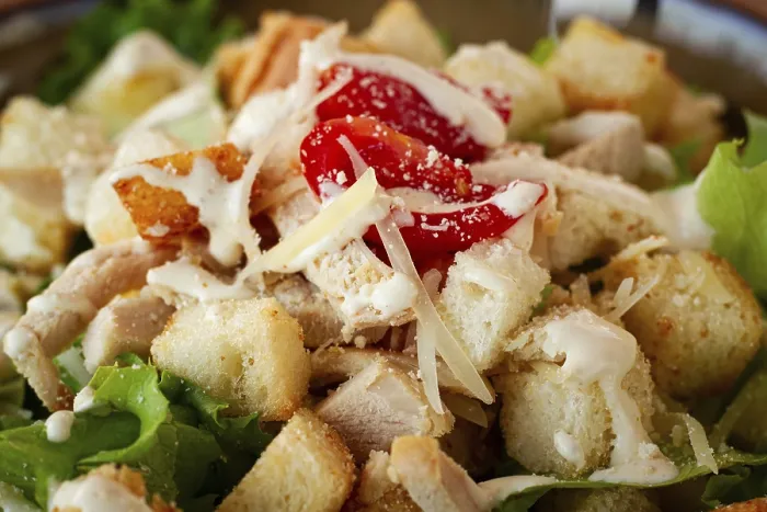 Gerahmter Druck : Klassischer Caesar-Salat, Nahansicht. Gerahmter Druck : Klassischer Caesar-Salat, Nahansicht.