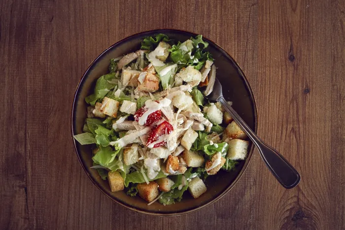 Gerahmter Druck : Klassischer Caesar-Salat, Nahansicht. Gerahmter Druck : Klassischer Caesar-Salat, Nahansicht.