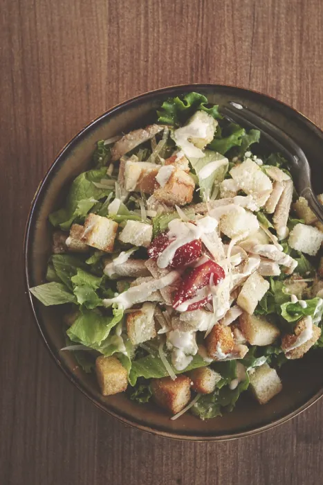 Gerahmter Druck : Klassischer Caesar-Salat, Nahansicht. Gerahmter Druck : Klassischer Caesar-Salat, Nahansicht.