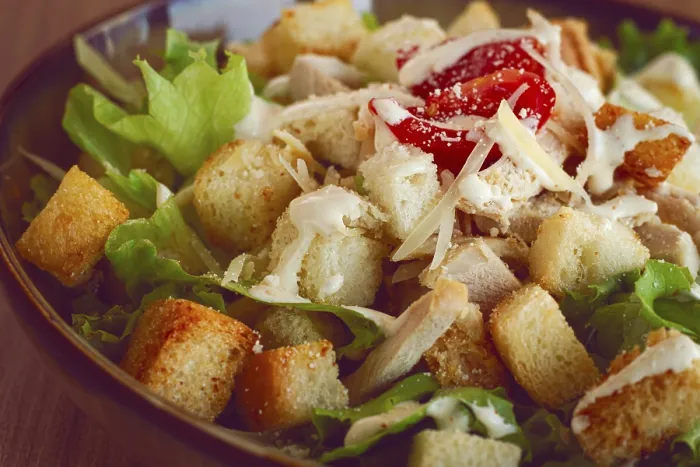 Gerahmter Druck : Klassischer Salat Caesar, Nahansicht. Gerahmter Druck : Klassischer Salat Caesar, Nahansicht.