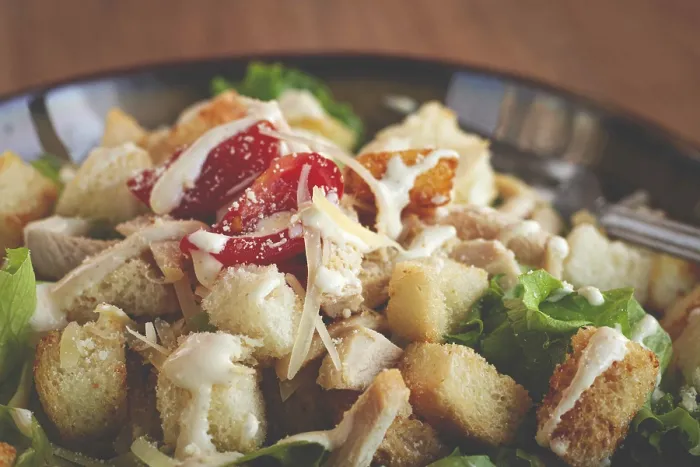 Gerahmter Druck : Klassischer Caesar-Salat, Nahansicht. Gerahmter Druck : Klassischer Caesar-Salat, Nahansicht.