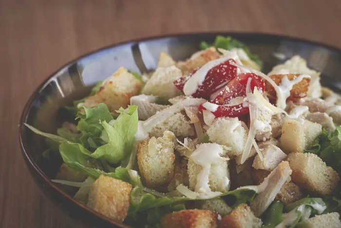Gerahmter Druck : Klassischer Caesar-Salat, Nahansicht. Gerahmter Druck : Klassischer Caesar-Salat, Nahansicht.