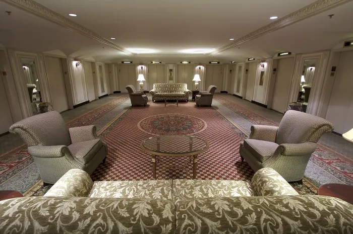 Gerahmter Druck : Klassisches Treppenhausinnere eines Hotels. Gerahmter Druck : Klassisches Treppenhausinnere eines Hotels.