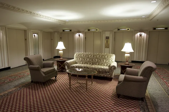 Gerahmter Druck : Klassisches Treppenhausinnere eines Hotels. Gerahmter Druck : Klassisches Treppenhausinnere eines Hotels.