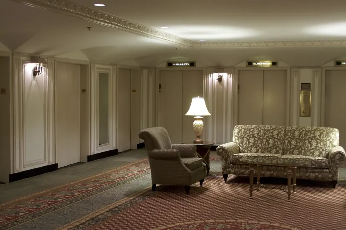 Gerahmter Druck : Klassisches Treppenhausinnere eines Hotels. Gerahmter Druck : Klassisches Treppenhausinnere eines Hotels.