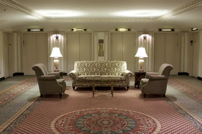 Gerahmter Druck : Klassisches Eingangsbereich eines Hotel-Lifts. Gerahmter Druck : Klassisches Eingangsbereich eines Hotel-Lifts.