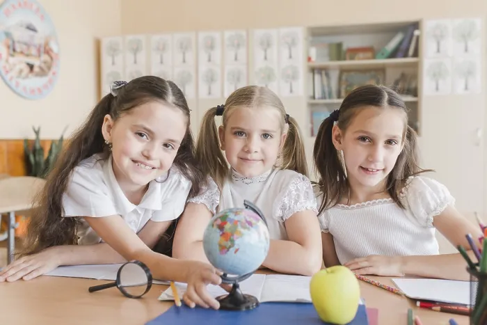 Gerahmter Druck : Klassenkameraden sitzen an einem Schreibtisch.