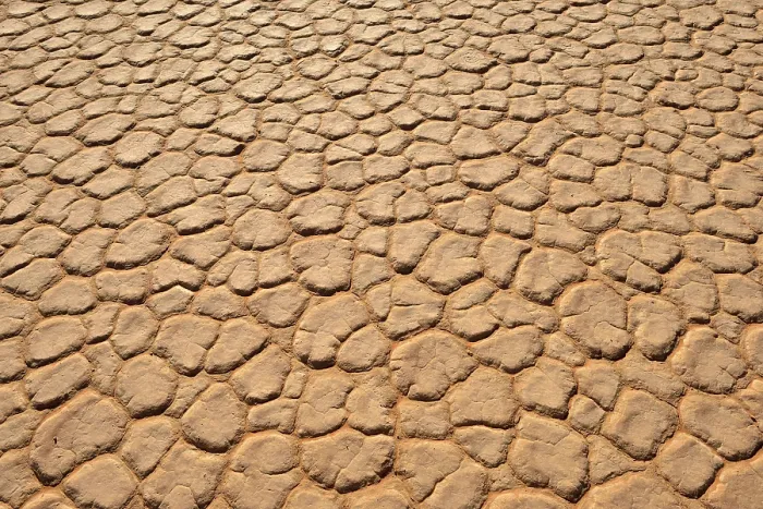 Gerahmter Druck : Tonnenpfanne oder Playa, gebrochene Oberfläche. Gerahmter Druck : Tonnenpfanne oder Playa, gebrochene Oberfläche.