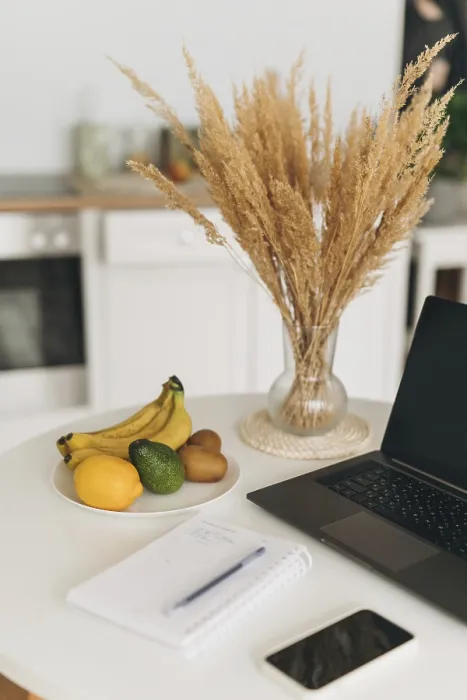 Gerahmter Druck : Ein sauberes Arbeitsumfeld mit einem Laptop. Gerahmter Druck : Ein sauberes Arbeitsumfeld mit einem Laptop.