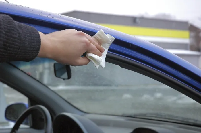 Gerahmter Druck : Reinigung eines Autos. Gerahmter Druck : Reinigung eines Autos.