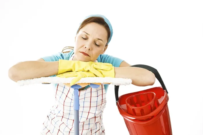 Gerahmter Druck : Putzfrau auf der Arbeit. Gerahmter Druck : Putzfrau auf der Arbeit.