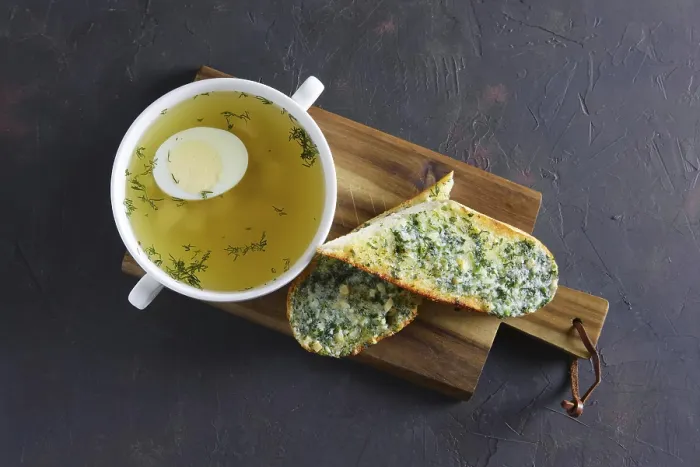 Gerahmter Druck : Klares Hühnerbrühe mit Ei serviert mit Toast. Gerahmter Druck : Klares Hühnerbrühe mit Ei serviert mit Toast.