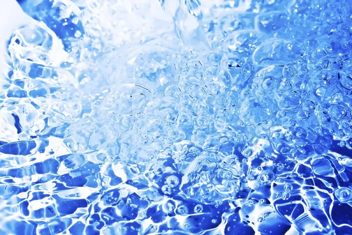Gerahmter Druck : Klares und transparentes Wasser, Tropfen und Blasen. Gerahmter Druck : Klares und transparentes Wasser, Tropfen und Blasen.