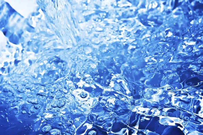 Gerahmter Druck : Klares und transparentes Wasser, Tropfen und Blasen.