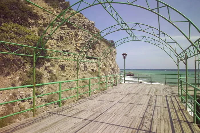 Gerahmter Druck : Cliff und eine Brücke am Strand Gerahmter Druck : Cliff und eine Brücke am Strand
