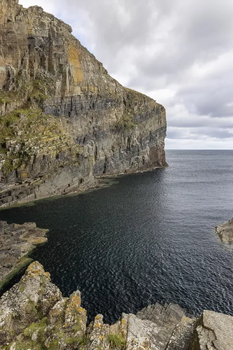 Gerahmter Druck : Felswand mit geologischer Schichtung Gerahmter Druck : Felswand mit geologischer Schichtung