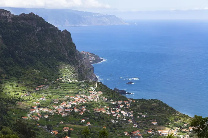 Gerahmter Druck : Felswände von Arco de São Jorge