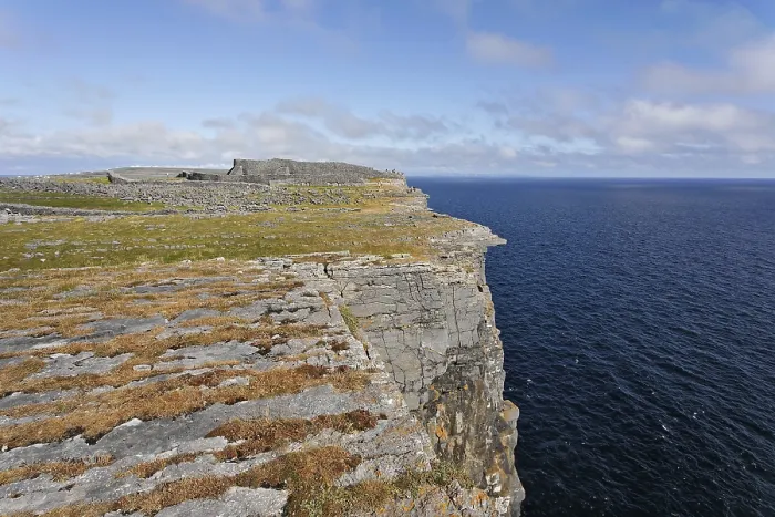 Gerahmter Druck : Felsklippen und Dun Aengus Fort, Inis Mor Gerahmter Druck : Felsklippen und Dun Aengus Fort, Inis Mor