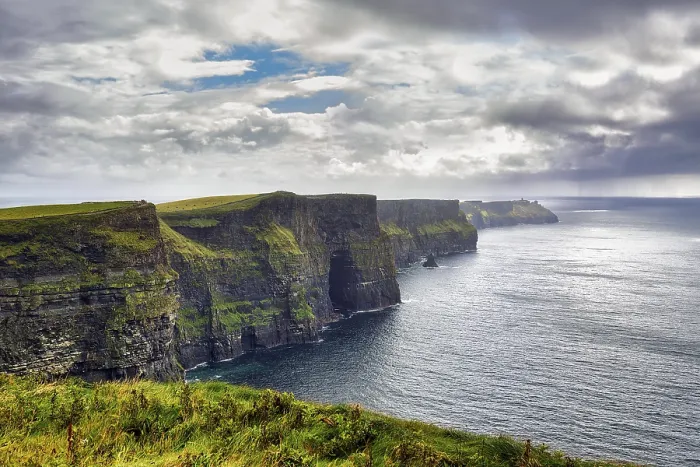 Gerahmter Druck : Felsklippen von Moher in der Nebel, Regenwolken am Horizont. Gerahmter Druck : Felsklippen von Moher in der Nebel, Regenwolken am Horizont.