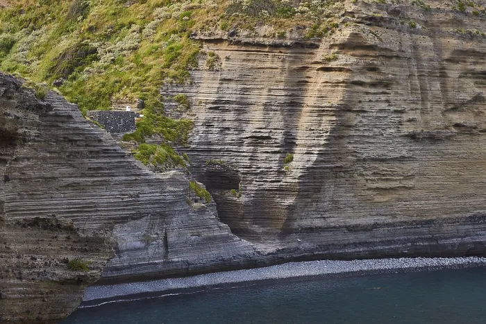 Gerahmter Druck : Felsklippen, Gesteinschichten, Steinhaus Gerahmter Druck : Felsklippen, Gesteinschichten, Steinhaus