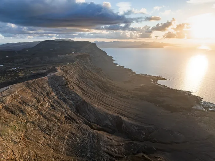 Gerahmter Druck : Felsklippen am Meer bei Abendlicht. Gerahmter Druck : Felsklippen am Meer bei Abendlicht.