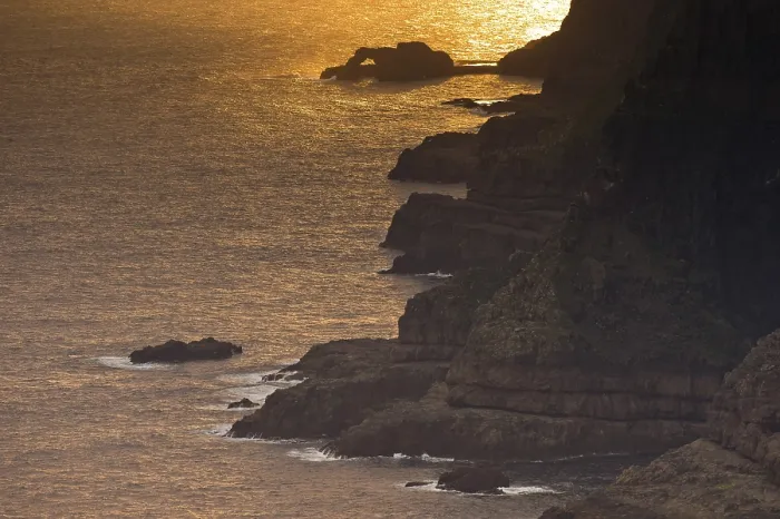 Gerahmter Druck : Felsformationen und Meer bei Abendlicht. Gerahmter Druck : Felsformationen und Meer bei Abendlicht.