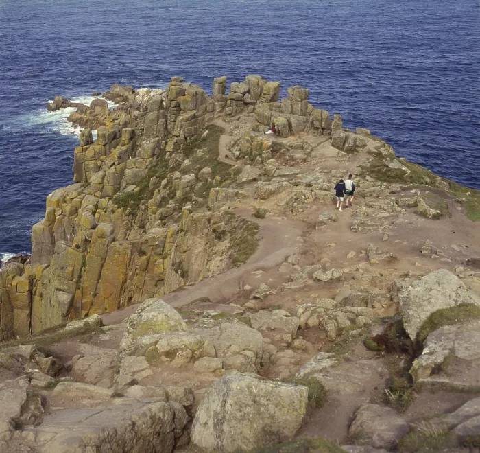 Gerahmter Druck : Felsklippen in der See bei Lands End, Cornwall, Großbritannien, Europa. Gerahmter Druck : Felsklippen in der See bei Lands End, Cornwall, Großbritannien, Europa.