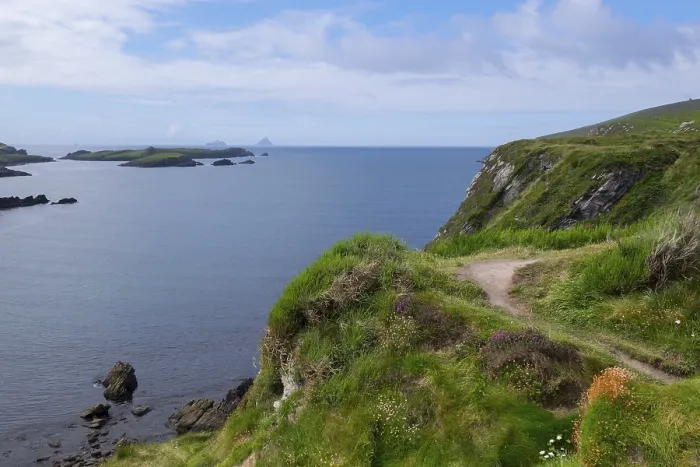 Gerahmter Druck : Felsformationen am Skellig Ring, die Skellig-Inseln am Horizont. Gerahmter Druck : Felsformationen am Skellig Ring, die Skellig-Inseln am Horizont.