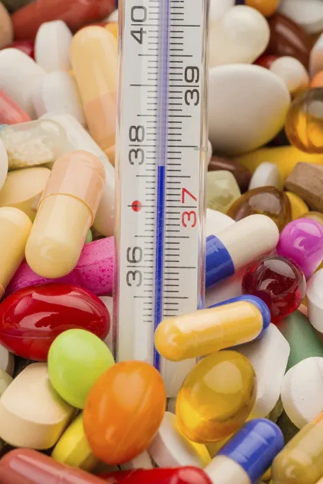 Gerahmter Druck : Klinischer Thermometer und Tabletten. Gerahmter Druck : Klinischer Thermometer und Tabletten.