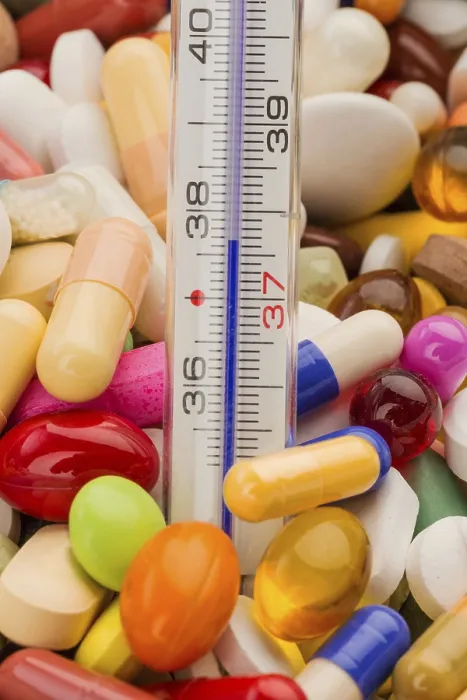 Gerahmter Druck : Klinischer Thermometer und Tabletten Gerahmter Druck : Klinischer Thermometer und Tabletten
