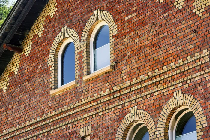 Gerahmter Druck : Klinkerfassade mit Arkadenfenstern. Gerahmter Druck : Klinkerfassade mit Arkadenfenstern.