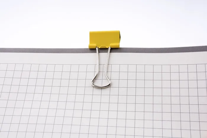 Gerahmter Druck : Ein Notizbuch mit Gittermuster befestigen.