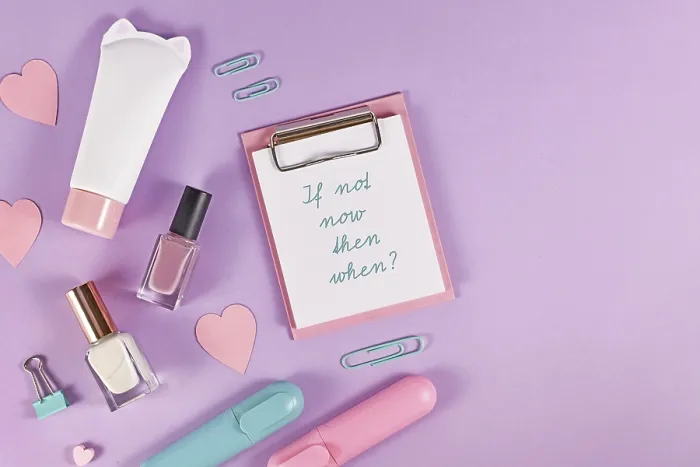 Gerahmter Druck : Clipbrett mit Text 'Wenn nicht jetzt, dann wann?' umrahmt von Herzen. Gerahmter Druck : Clipbrett mit Text 'Wenn nicht jetzt, dann wann?' umrahmt von Herzen.