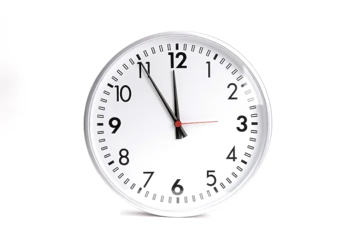 Gerahmter Druck : Die Uhr zeigt 5 vor 12. Gerahmter Druck : Die Uhr zeigt 5 vor 12.