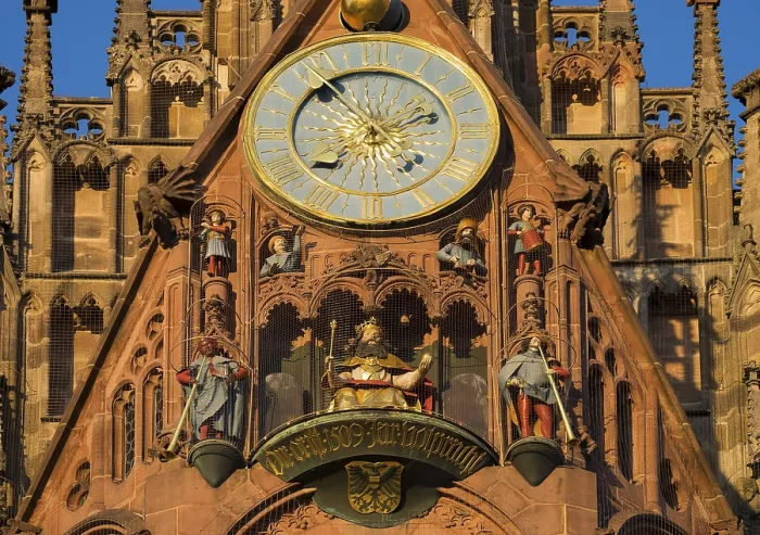 Gerahmter Druck : Uhren und Figuren, Mannleinlaufen. Gerahmter Druck : Uhren und Figuren, Mannleinlaufen.