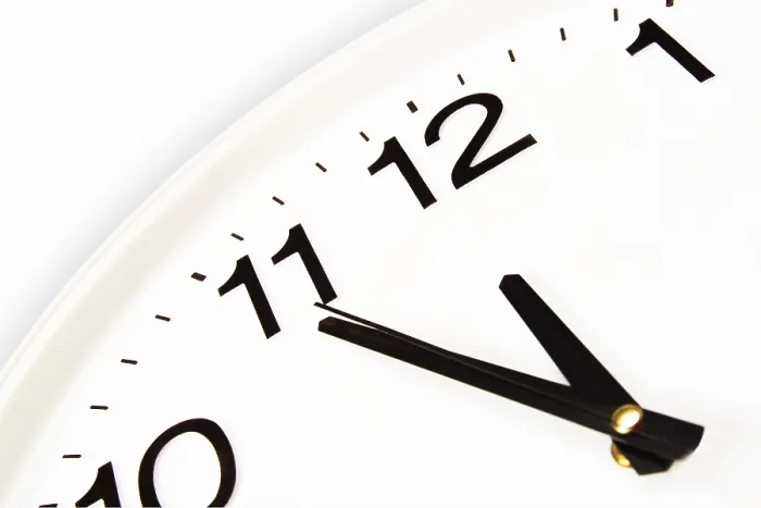 Gerahmter Druck : Uhr zeigt 5 vor 12 Gerahmter Druck : Uhr zeigt 5 vor 12