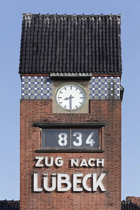 Gerahmter Druck : Uhrturm mit Abfahrtsanzeige Gerahmter Druck : Uhrturm mit Abfahrtsanzeige