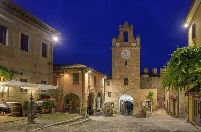 Gerahmter Druck : Uhrturm und Restaurant, Gradara