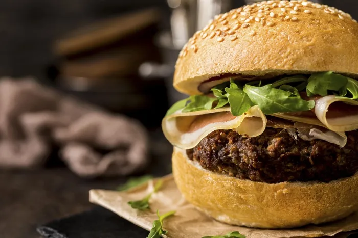 Gerahmter Druck : Hamburger mit Speck in Nahsicht Gerahmter Druck : Hamburger mit Speck in Nahsicht