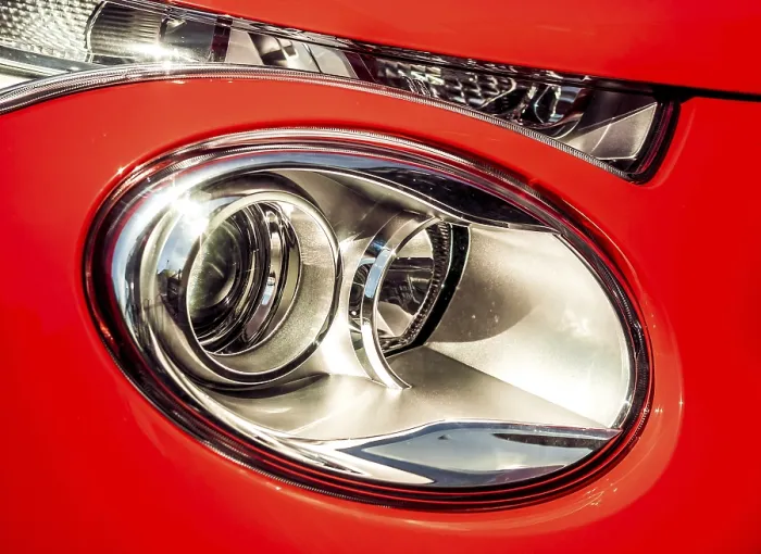 Gerahmter Druck : Nahaufnahme eines Autoscheinwerfers. Gerahmter Druck : Nahaufnahme eines Autoscheinwerfers.