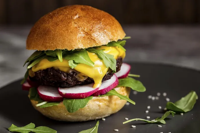 Gerahmter Druck : Nahansicht Cheeseburger-Teller. Gerahmter Druck : Nahansicht Cheeseburger-Teller.
