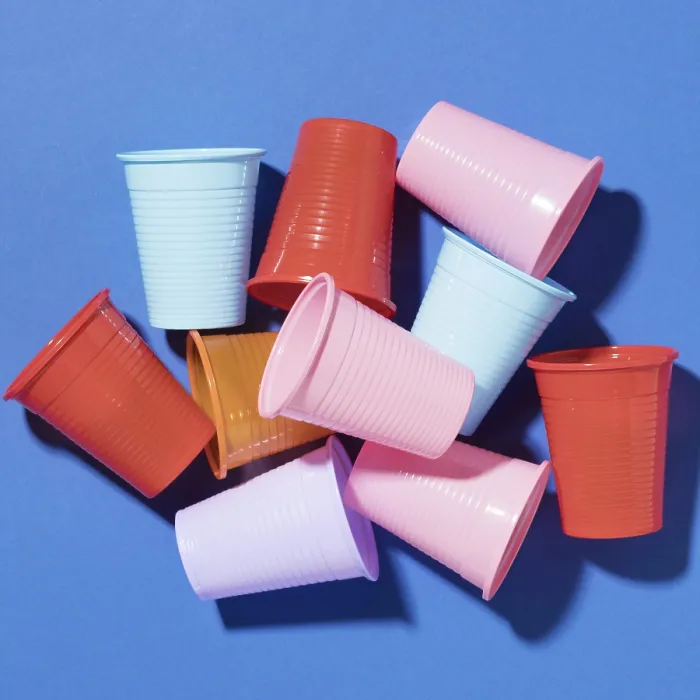 Gerahmter Druck : Nähere Sammlung von Plastikbechern. Gerahmter Druck : Nähere Sammlung von Plastikbechern.