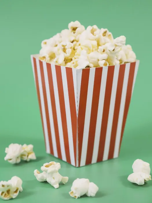 Gerahmter Druck : Nah an einem leckeren Popcorn-Box-Tisch. Gerahmter Druck : Nah an einem leckeren Popcorn-Box-Tisch.