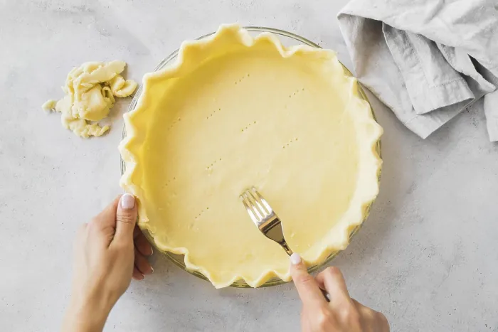 Gerahmter Druck : Näheres Hände bereiten Torte vor. Gerahmter Druck : Näheres Hände bereiten Torte vor.