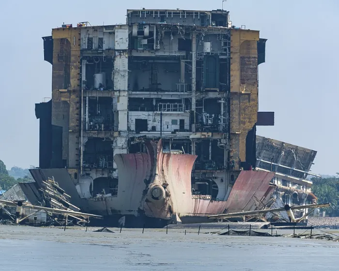 Gerahmter Druck : Nahaufnahme eines riesigen Containerschiffs, bereit zum Abbruch. Gerahmter Druck : Nahaufnahme eines riesigen Containerschiffs, bereit zum Abbruch.